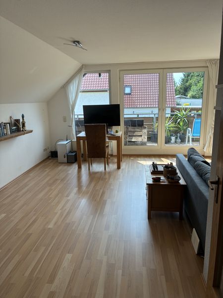Helle ,gutgeschnittene Dachgeschosswohnung  mit Balkon in Dreifamilienhaus